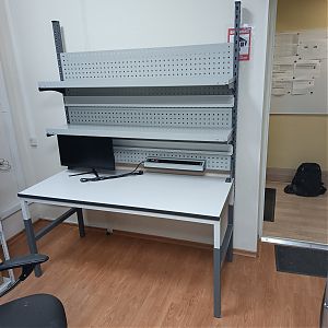 Установлен рабочий стол СР-М-150 ESD с ДСП-столешницей на производственном объекте клиента